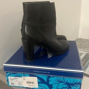 EUC Seychelles “Gossip” black leather round toe ankle bootie.  Size 10